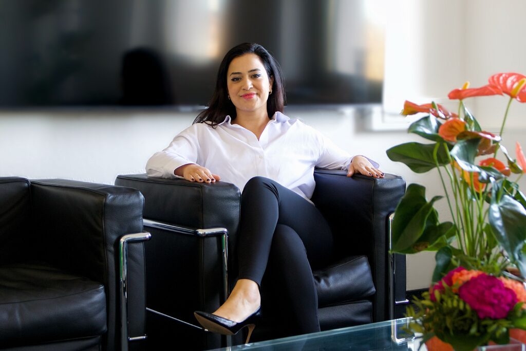 Rechtsanwältin Fereshteh Lahijani lächelnd auf einem Sessel